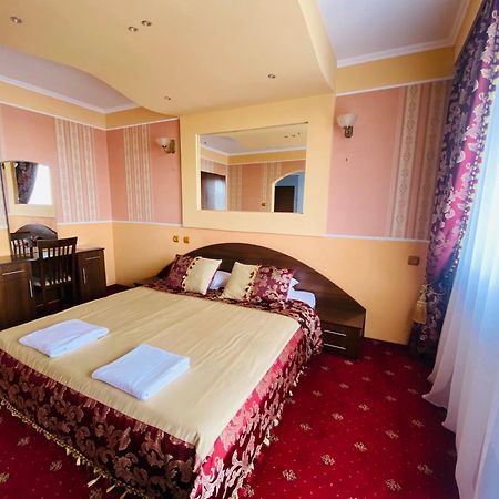 Intourist-Zakarpattia Hotel Užhorod Esterno foto