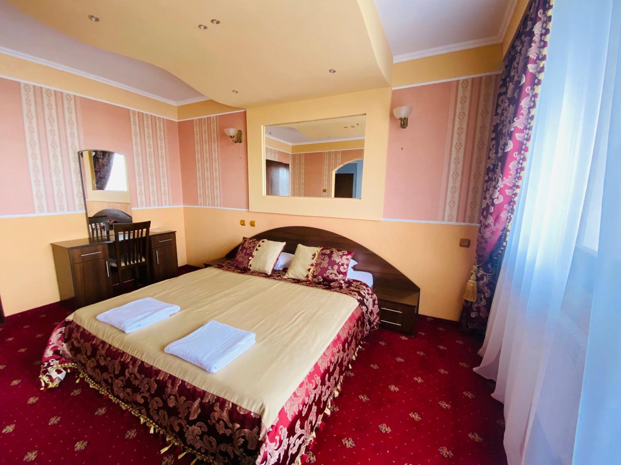 Intourist-Zakarpattia Hotel Užhorod Esterno foto